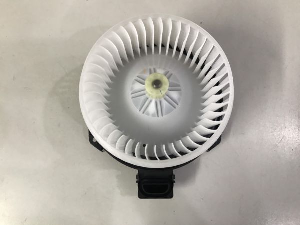Kinh nghiệm vệ sinh điều hòa ô tô đơn giản, hiệu quả để duy trì hiệu suất và bảo vệ sức khỏe.